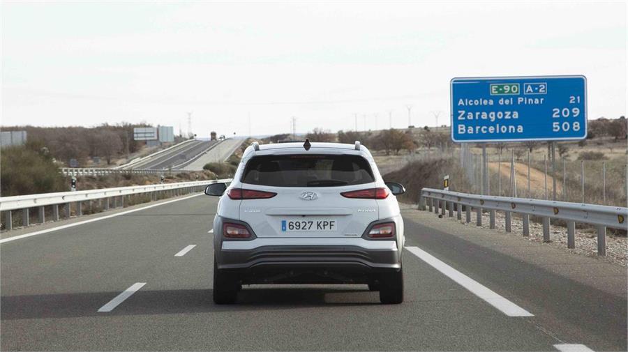 El Hyundai Kona Eléctrico permite hacer viajes de largo recorrido, siempre que tengamos controlados los puntos de recarga intermedios. 