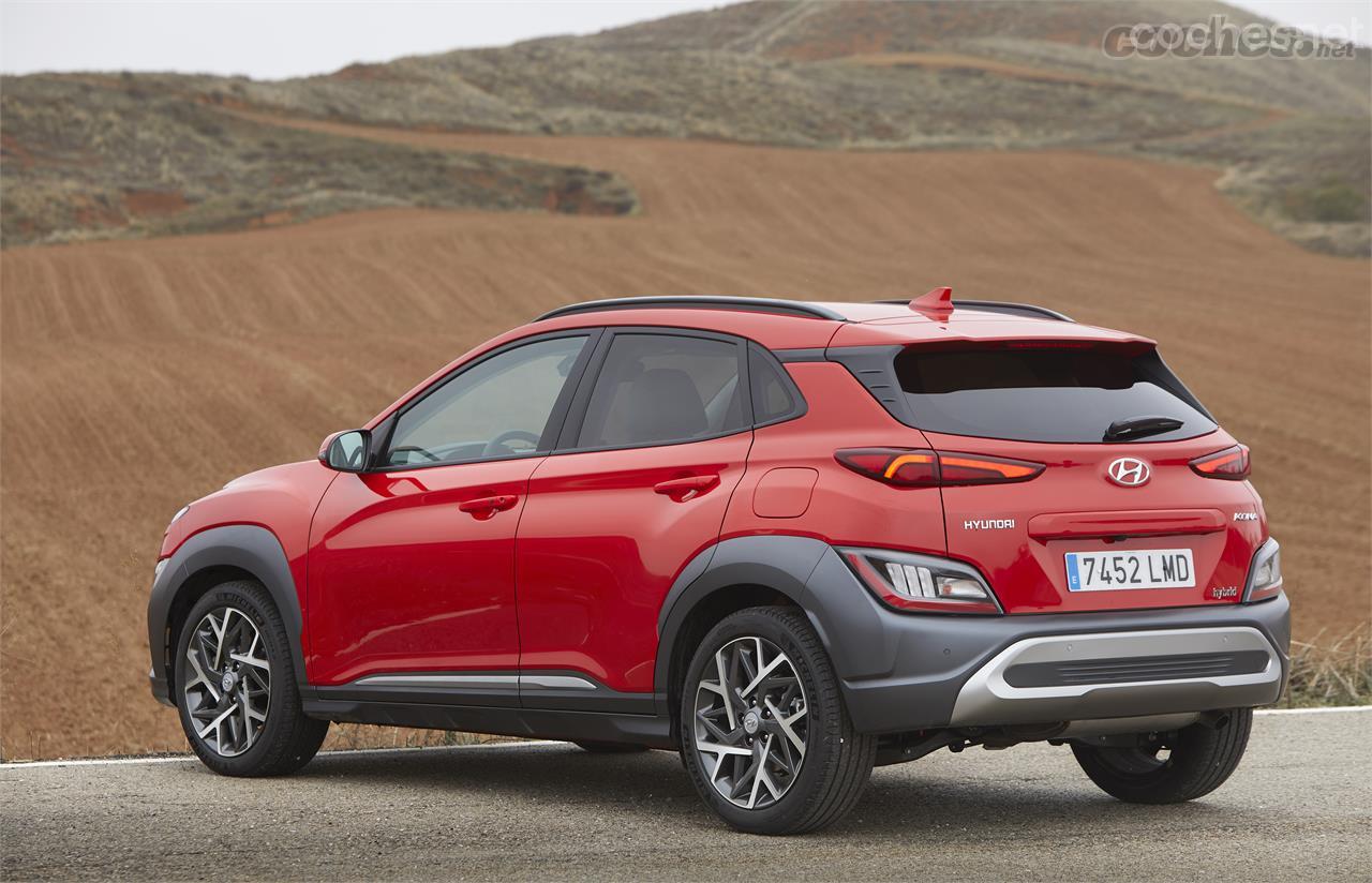 El Hyundai Kona tiene un diseño trasero tan atrevido como el delantero que, además, se repite en todas su variantes.