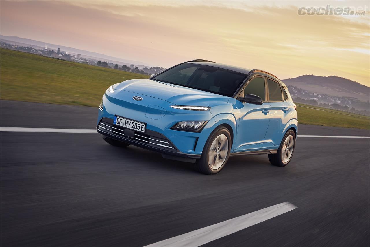 El Hyundai Kona 2021 cambia bastante su frontal, aunque en general mantiene las características del anterior modelo. 