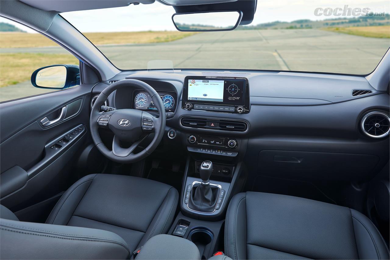 El interior del Hyundai Kona sigue la línea del anterior: bien diseñado, acabado y muy confortable. 