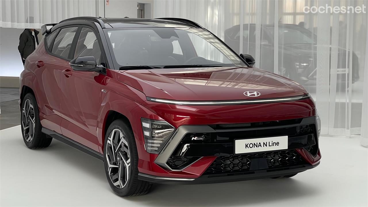 La versión N-Line del Hyundai Kona 2023 tiene un diseño específico de la parte inferior del frontal y elementos exteriores en negro, entre ellos, opcionalmente, el techo.