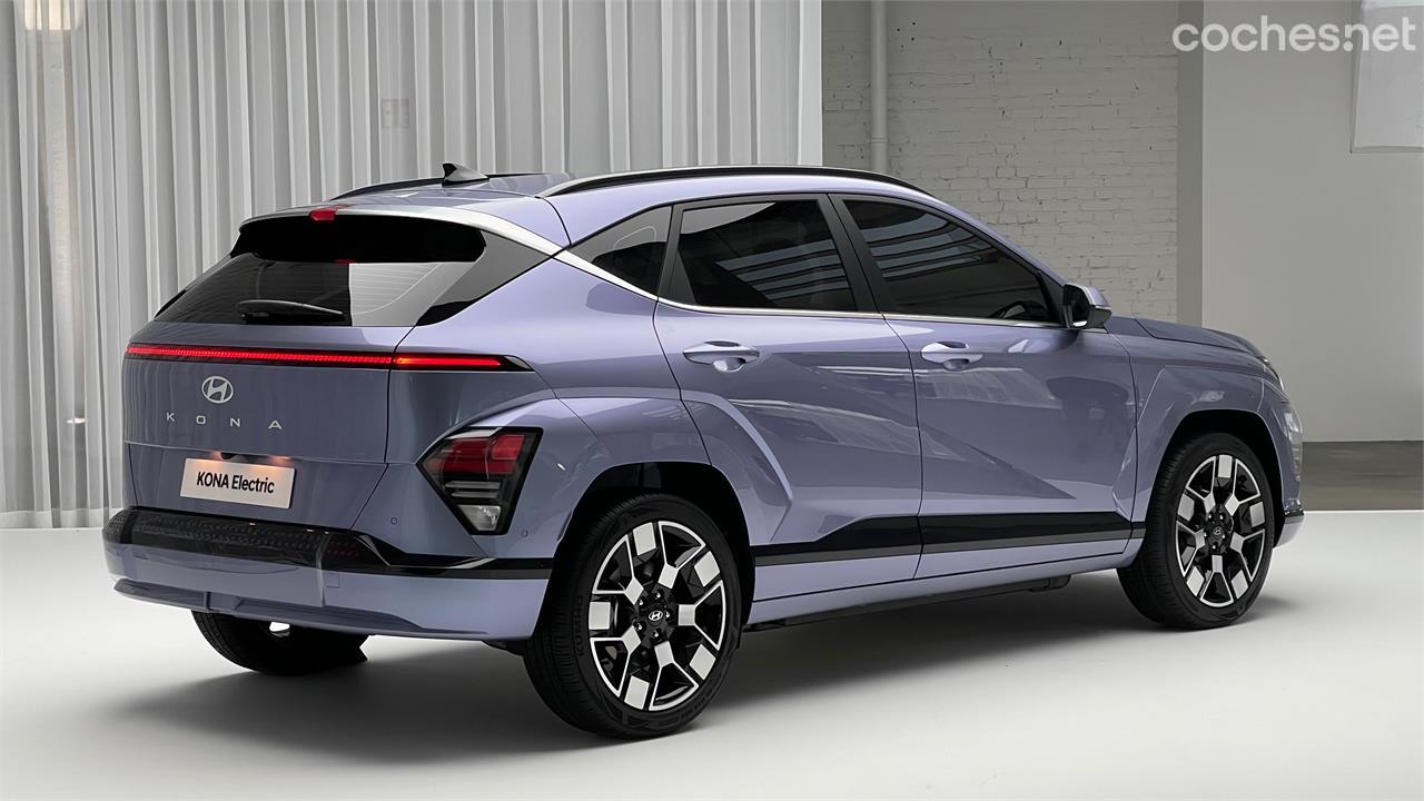 La presencia de los pilotos integrados en el paso de rueda (igual que los faros delanteros) se mantiene como el principal rasgo de diseño del Hyundai Kona 2023.