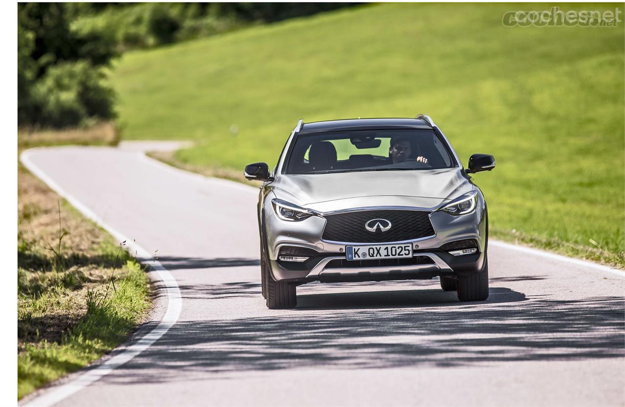 El comportamiento en carretera del Infiniti QX30 apenas difiere del de su hermano Q30. Es estable, no balancea la carrocería y se percibe ágil en curva. 