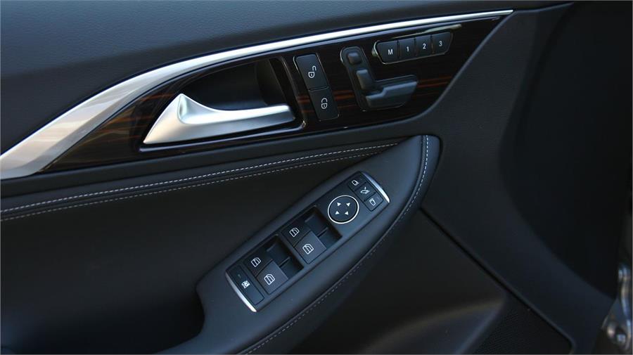 Los mandos de regulación eléctrica de los asientos en la puerta demuestran que Infiniti ha mantenido muchos de los elementos de los Mercedes Clase A y GLA.
