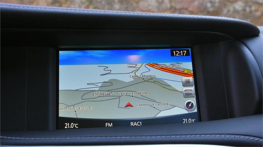 El sistema de navegación es propio de Infiniti y la pantalla táctil de siete pulgadas está integrada en el salpicadero.