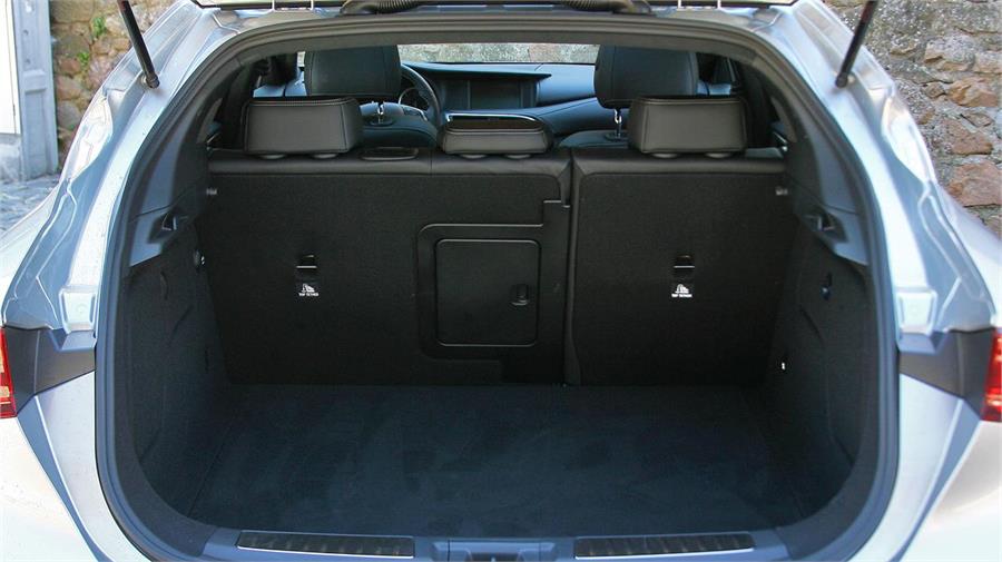 El maletero tiene 386 litros de capacidad, con unas formas muy regulares y abatido asimétrico de los asientos posteriores.