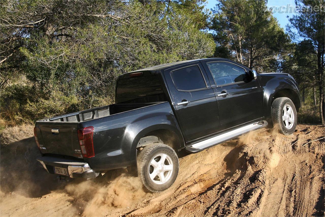 El Isuzu D-Max, como el resto de sus rivales, se desenvuelve bastante bien en off-road, aunque hay que vigilar con el ángulo ventral, el verdadero punto débil de estos vehículos en el franqueo.  