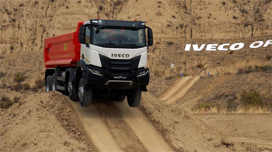 El Iveco T-Way está preparado para transportar carga en entornos hostiles. Se ha reforzado y cuenta con unas transmisiones específicas para avanzar en off-road. 
