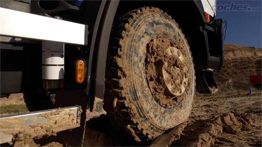 Las dificultades a las que puede enfrentarse el Iveco T-Way fuera del asfalto requieren pericia en el manejo del camión, sobre todo. para controlar la enorme carga que es capaz de soportar. 
