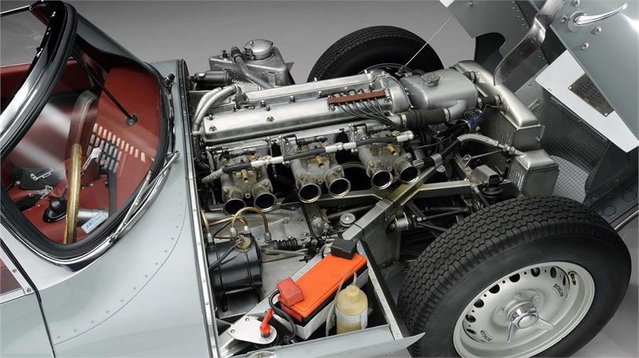 El corazón del XKSS es un seis cilindros en línea de 3,4 litros alimentado por 3 carburadores Weber 45 DCM que rinde 250 CV a 5.750 rpm y 325 Nm entre 4.000 y 4.500 rpm