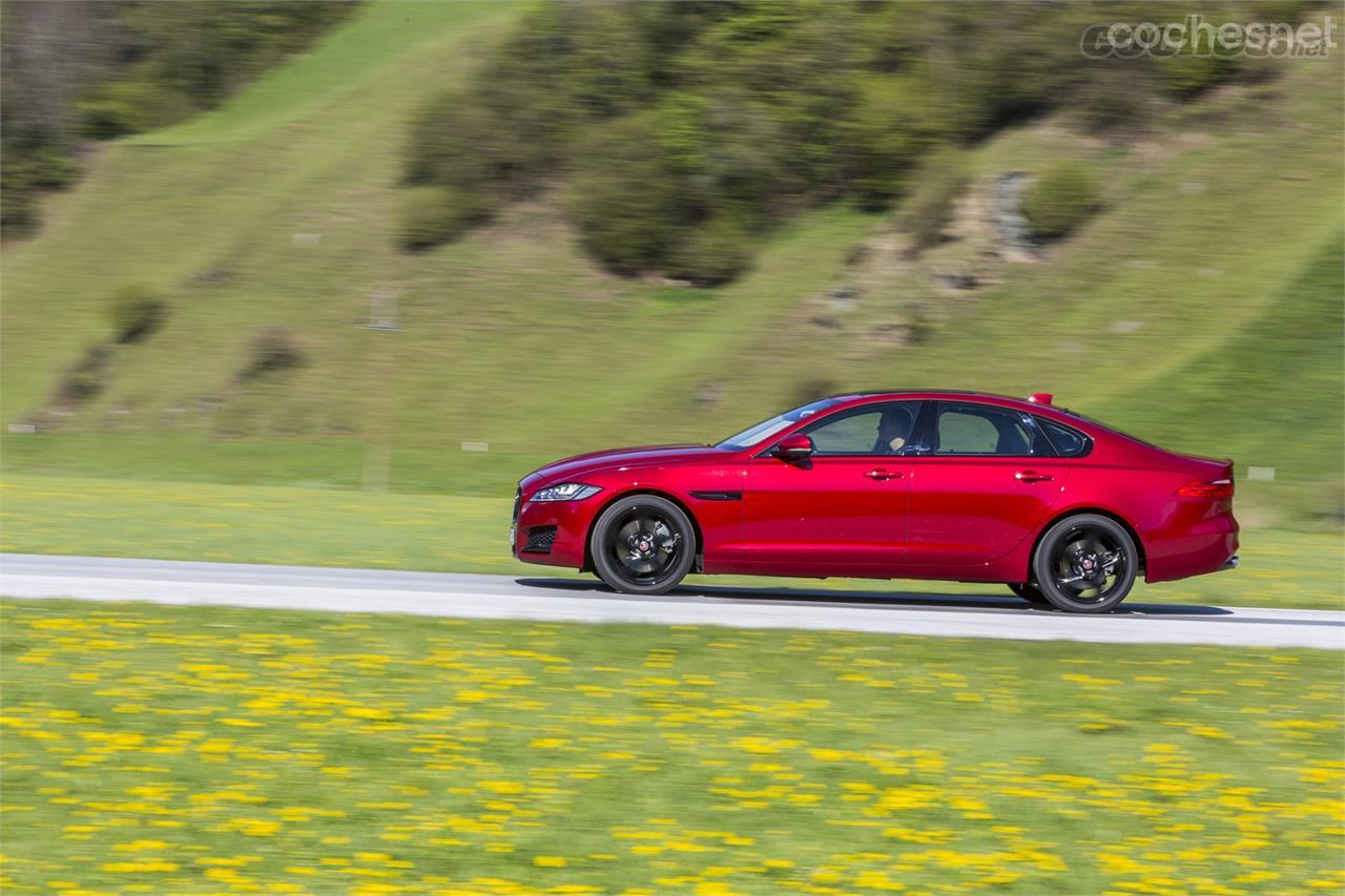 El XF lo probé con el motor gasolina V6 de 380 CV. Un motor "gordo" que entrega su potencia de forma progresiva. Muy agradable de conducir de forma tranquila y realmente eficaz forzando la máquina.