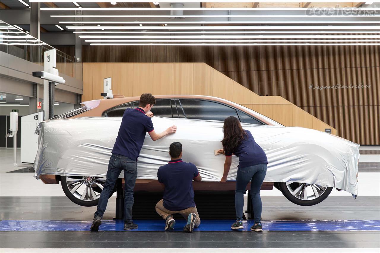 Dado que el Clay no se puede pintar, se le aplica una especie de Ironfix para simular la pintura de un coche real.