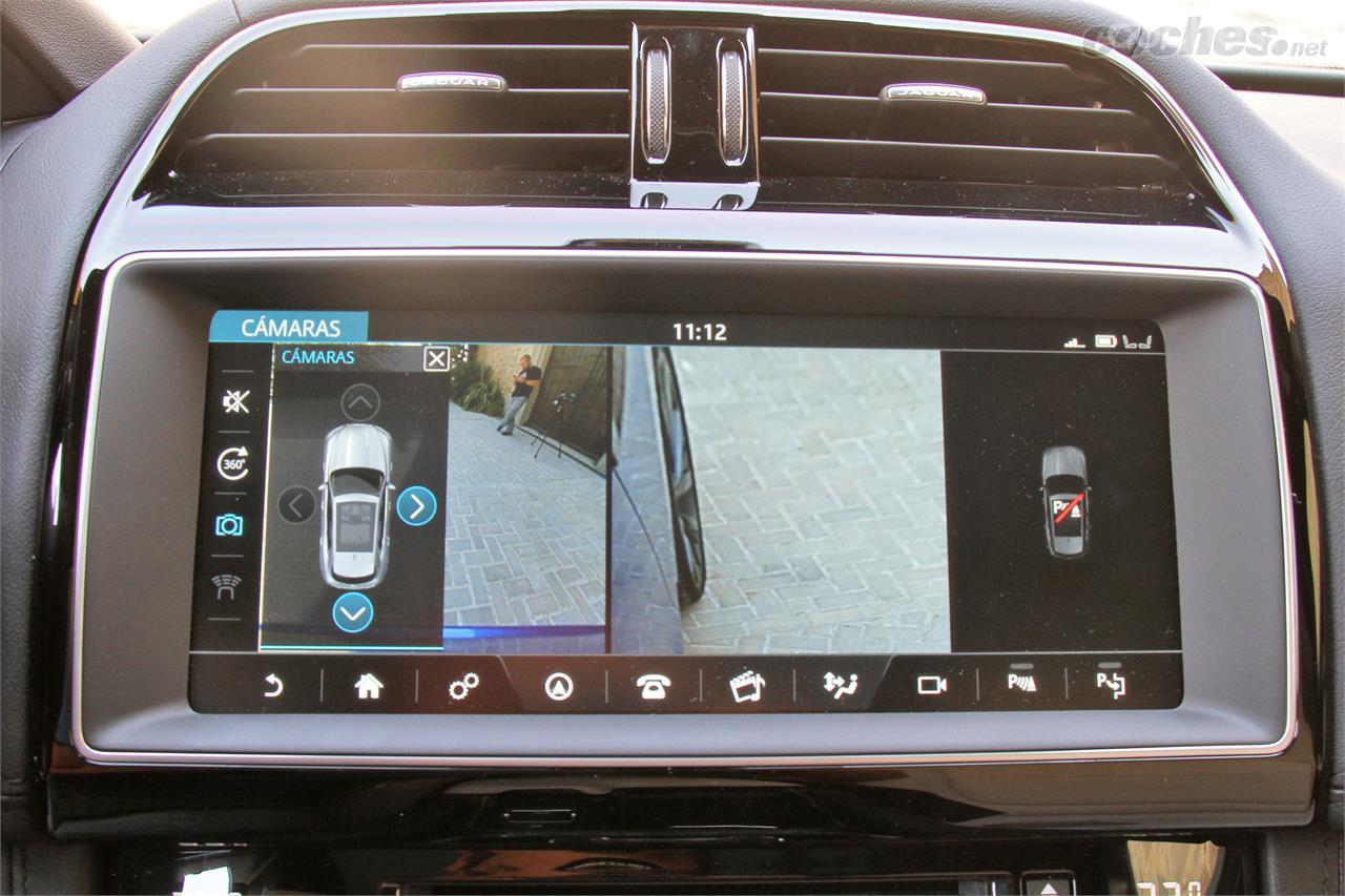 Entre los numerosos opcionales, la cámara de 360 grados resulta muy útil para controlar el entorno tanto en maniobras de aparcamiento como en movilidad fuera de pista.
