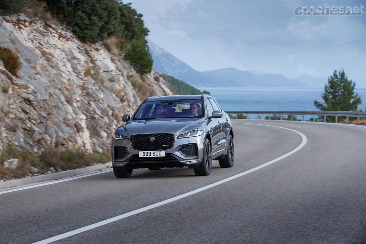 El restyling estético del exterior es simple pero efectivo. Con cambios en los paragolpes, faros, capó y algunos detalles ahora el F-Pace es un coche más vistoso.