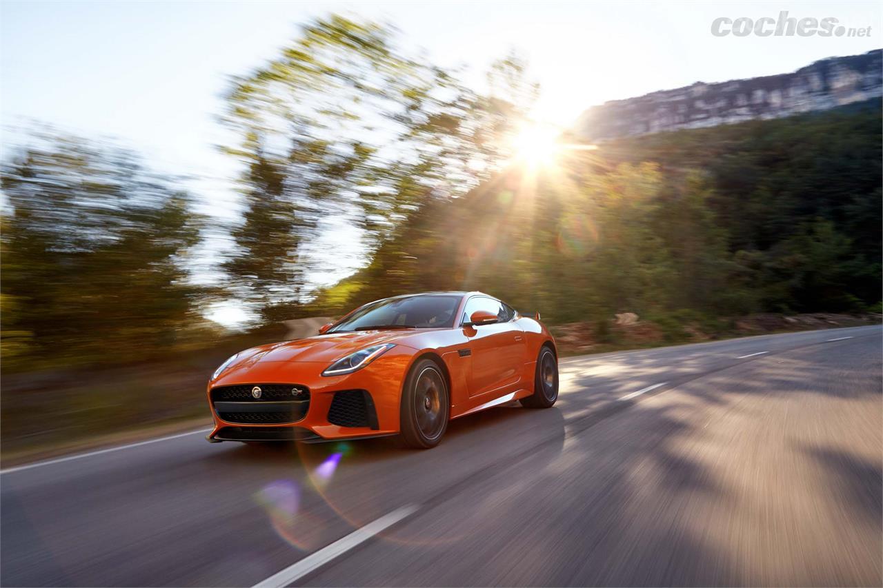 El Jaguar F-Type SVR es el modelo más extremo del fabricante y el primero desarrollado por la división de coches especiales de Jaguar-Land Rover.