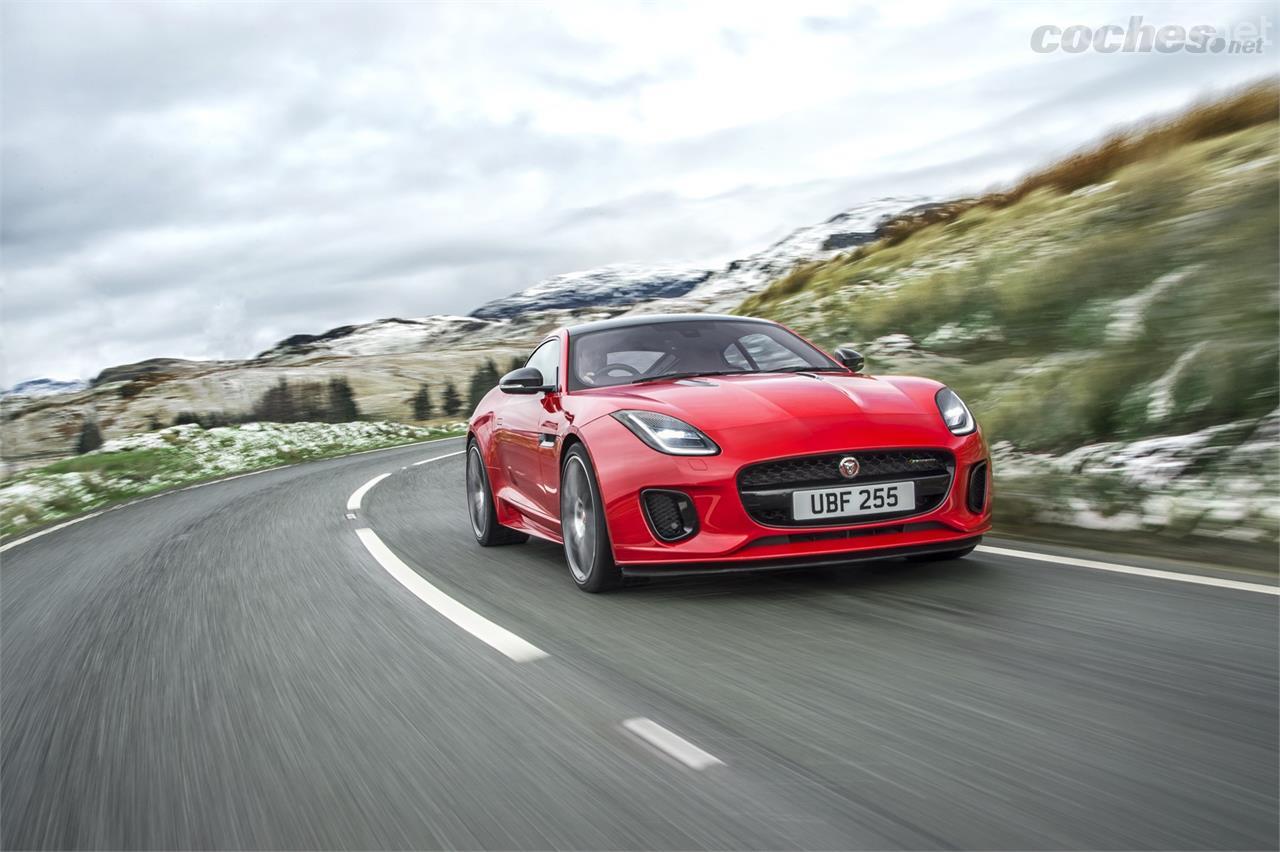 Con este motor, el F-Type logra acelerar de 0 a 100 en 5,7 segundos y alcanzar los 249 km/h de punta. Además, esta mecánica rebaja en más de 50 kg. el peso total del vehículo.