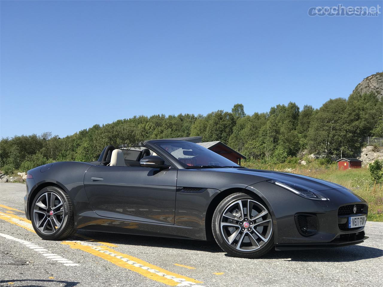 No todos los días se puede disfrutar de un día soleado y 24º de temperatura en Noruega así que lo aprovechamos al volante del F-Type descapotable.