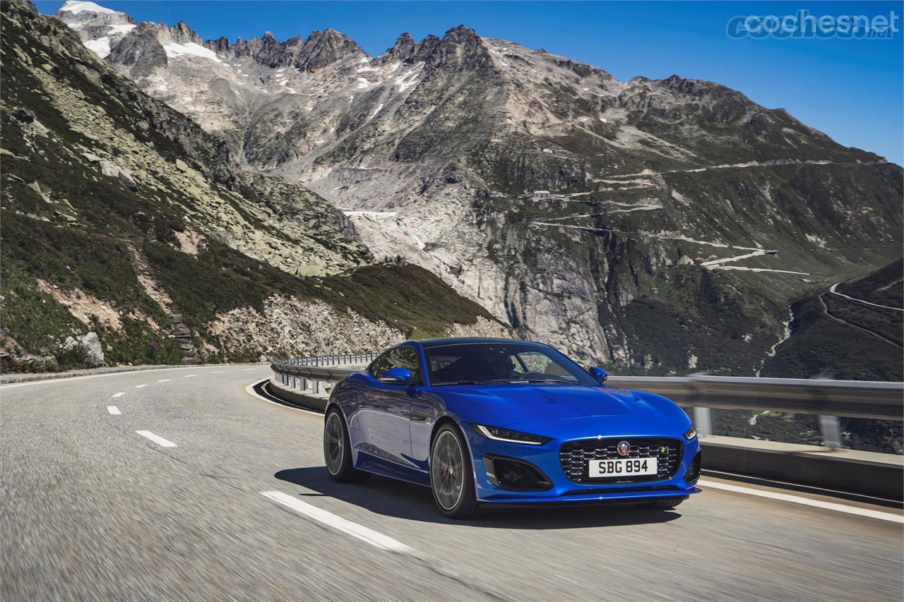 Jaguar renueva su gama F-Type dotando a su deportivo biplaza de un aspecto aún más deportivo.