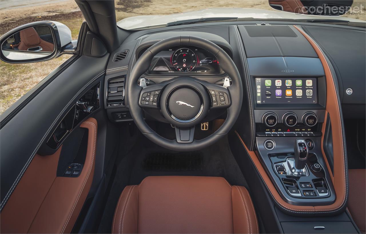 El interior añade nuevos acabados más lujosos, nueva pantalla digital para el cuadro de instrumentos y mejoras en el sistema multimedia con Android Auto, Apple CarPlay y Spotify.