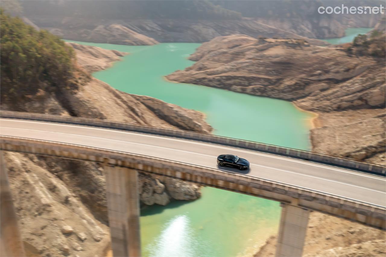 Ir de costa a costa, en una ruta de 800 kilómetros, es solo una de las experiencias que puedes disfrutar con un deportivo así, sin problemas de autonomía ni fatiga. 