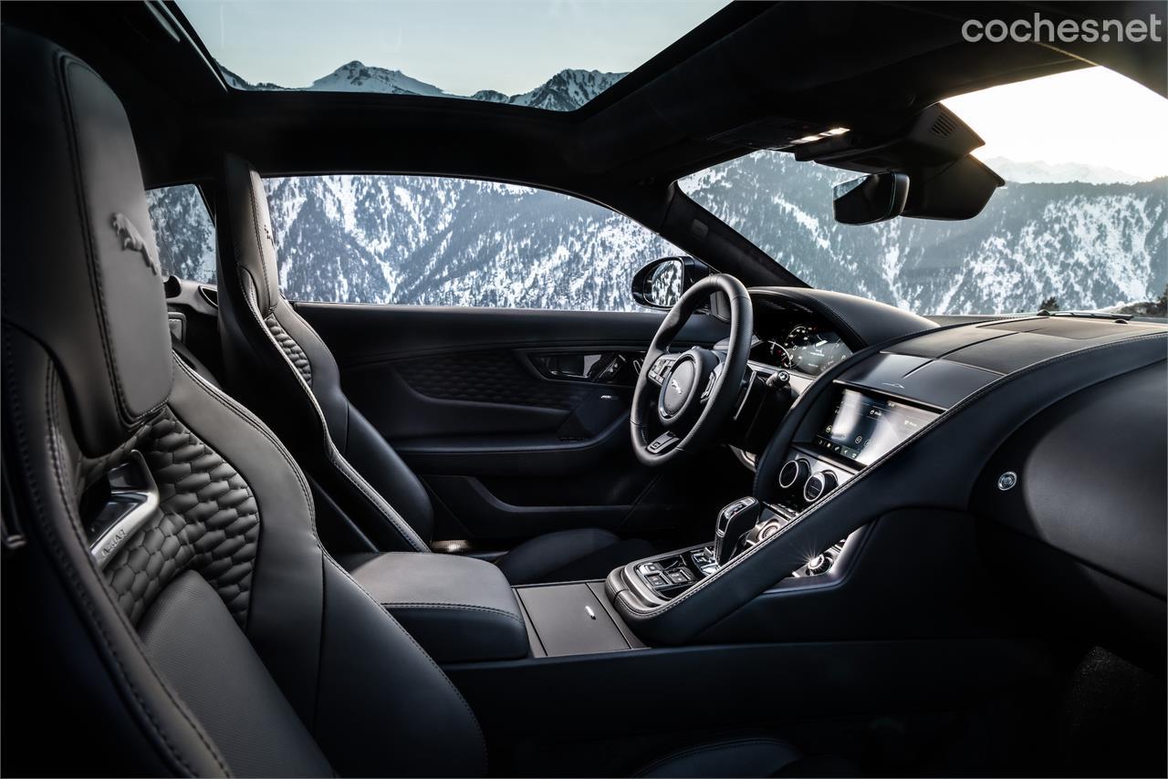 El interior del Jaguar F-Type 75 aniversario muestra su espíritu rácing y a la vez lujoso. 