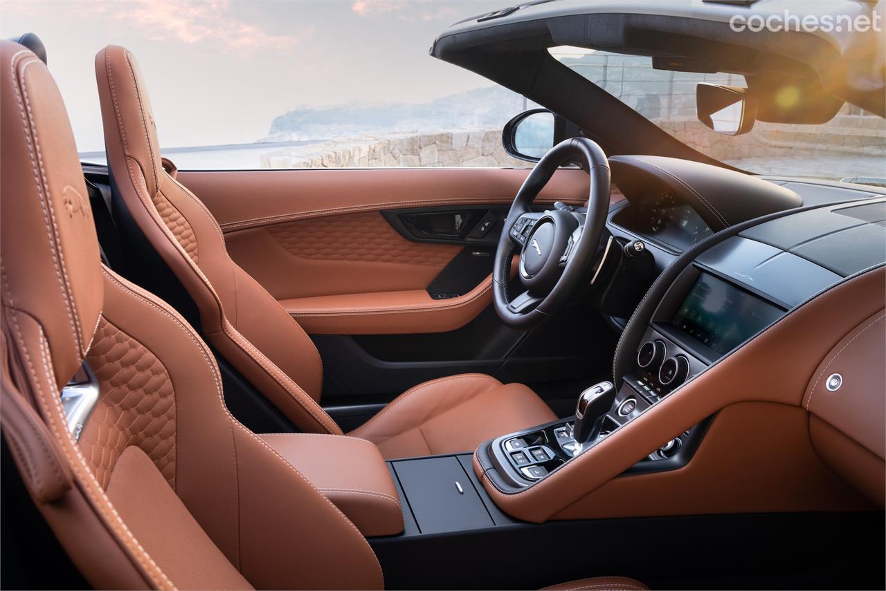 El interior del Jaguar F-Type 75 aniversario Convertible tiene una tapicería diferente, en tonos marrones. 