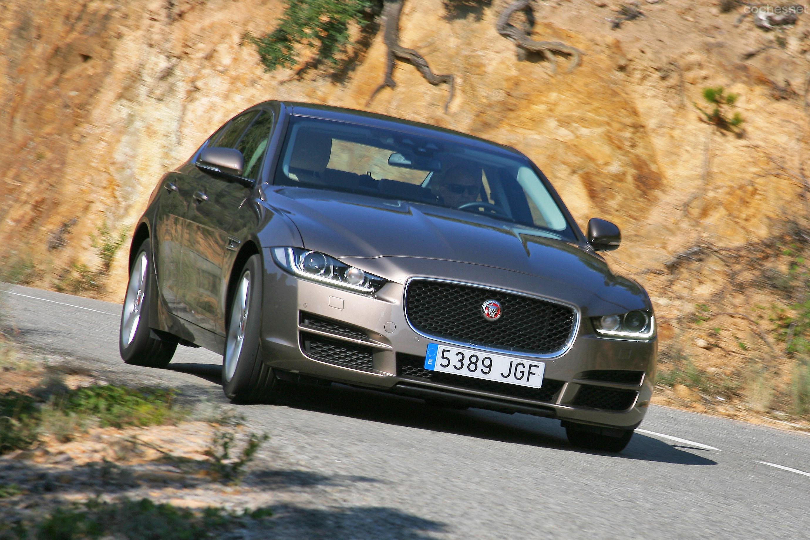 El Jaguar XE tiene un excelente comportamiento en carretera, se guía de forma fácil y precisa y resulta cómodo en toda circunstancia. 