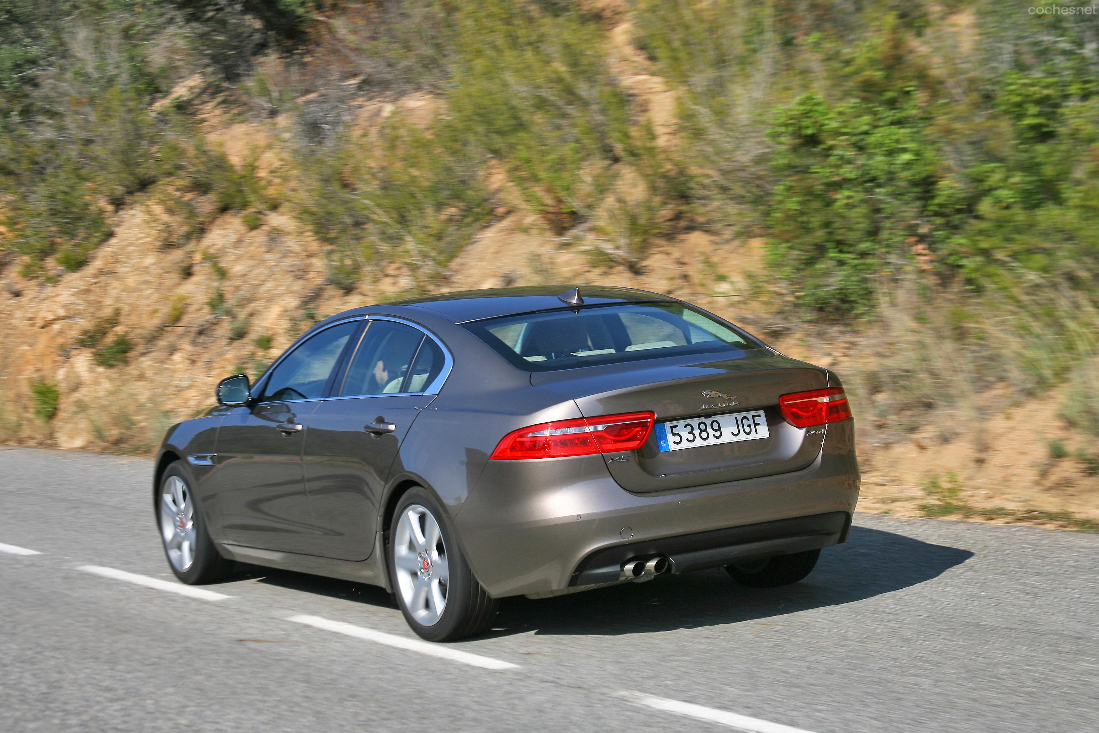 El Jaguar XE es la apuesta de la marca del felino dentro del segmento de las berlinas de tamaño medio y acabado más lujoso. 