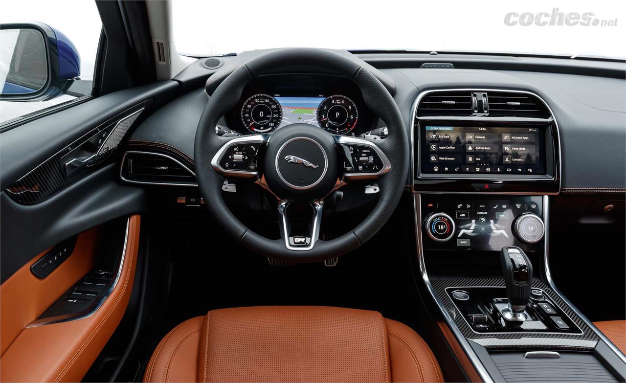 El Jaguar XE brinda un habitáculo con acabados de gran calidad. La tapicería de cuero es perfecta y sus asientos sujetan muy bien.