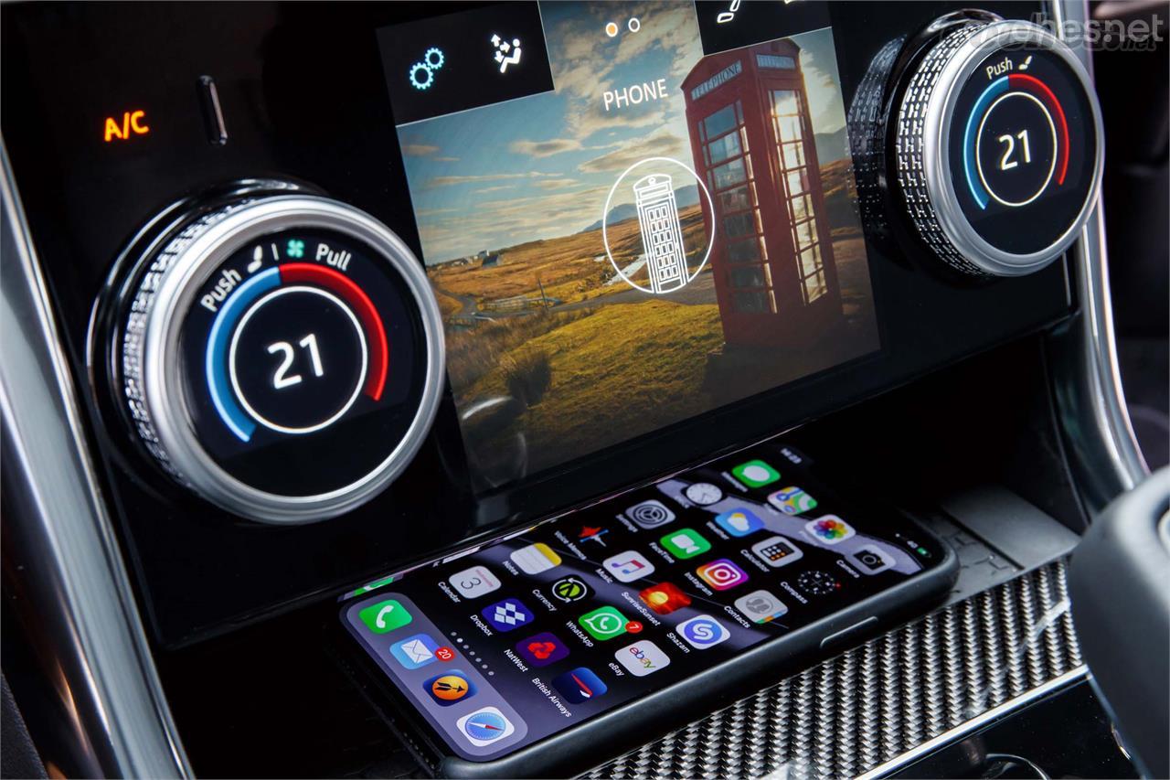 Además de conectividad a la última con Apple CarPlay y Android Auto, el Jaguar XE cuenta con cargador inalámbrico para tu Smartphone.