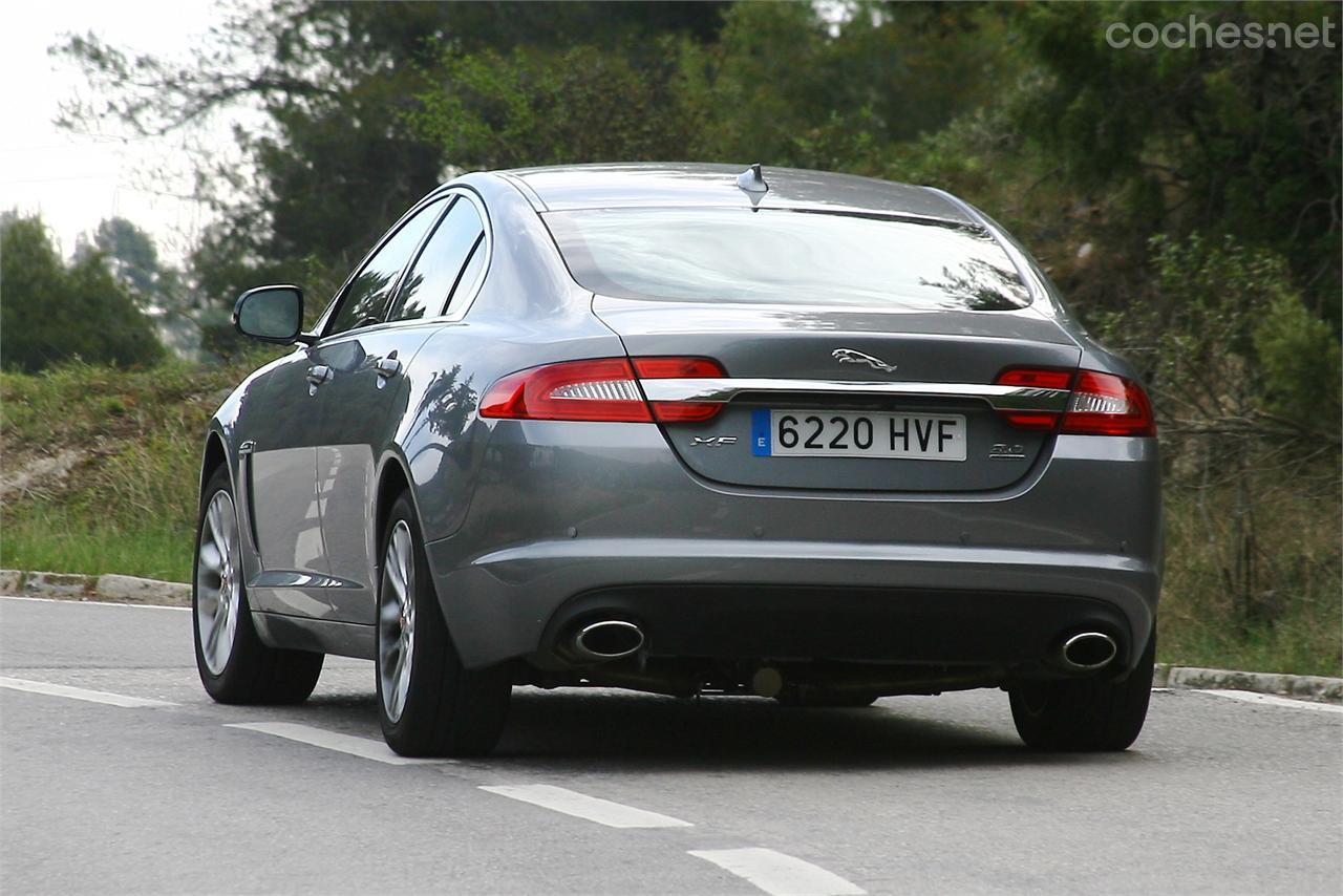 Aquellos a los que no les asuste un gasto de 12 litros y quieran disfrutar de las sensaciones que sólo los gasolina ofrecen, que echen un vistazo a este Jaguar.