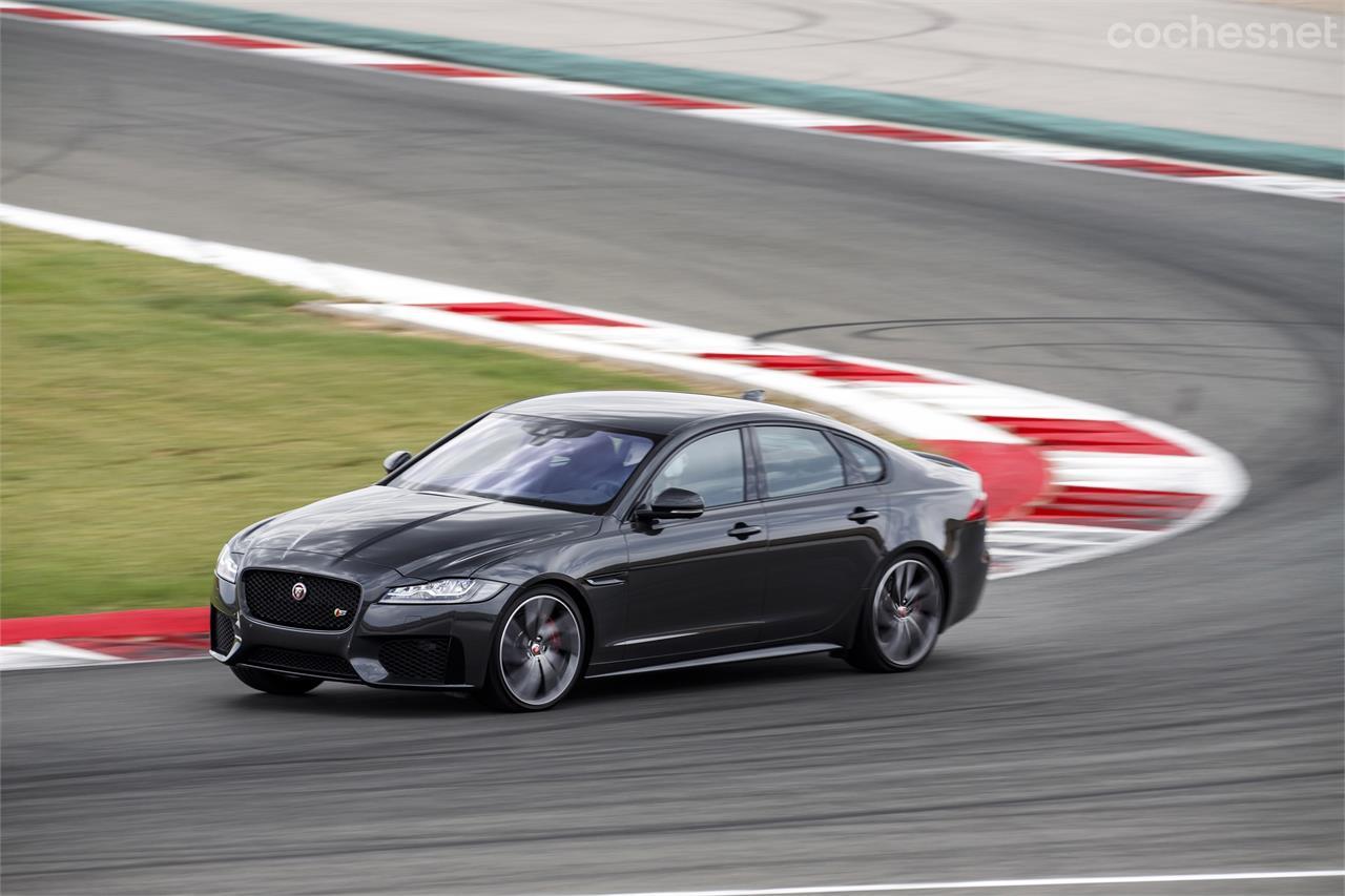 El XF S lo probamos en el Circuito de Navarra y, aunque no es ni mucho menos un coche para tandas, aquí pudimos comprobar los límites de un chasis muy bien puesto a punto.