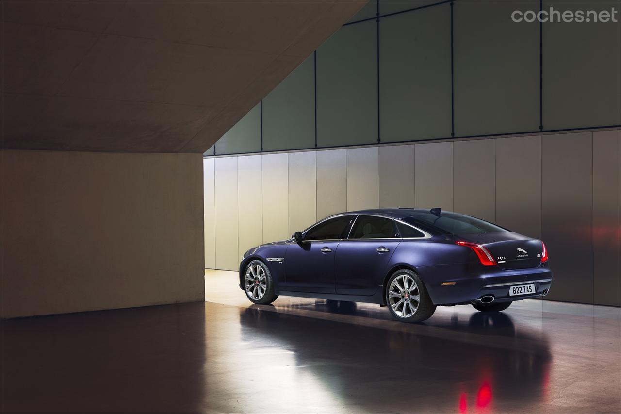 El Jaguar XJ preserva desde luego toda su elegancia británica.