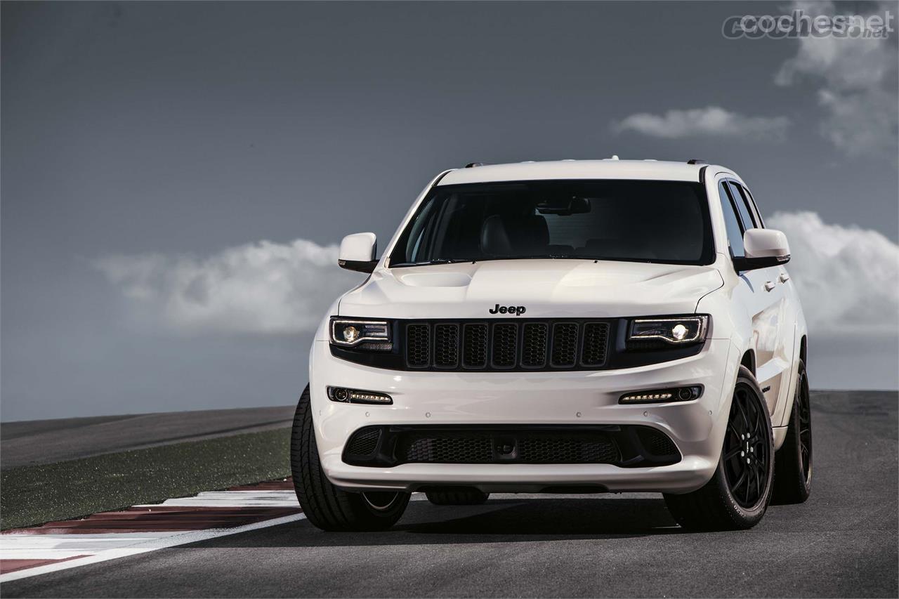 Según Jeep el Grand Cherokee SRT Night es el modelo más deportivo que ha creado jamás. Detrás de este agresivo frontal esconde un poderoso V8 de 6,4 litros y 468 CV.