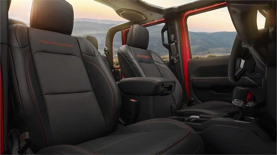 Los interiores del Jeep Wrangler y el Gladiator están diseñados para ofrecer un buen nivel de confort y refinamiento, pero siempre teniendo en cuenta que deben ser funcionales y fácilmente lavables.