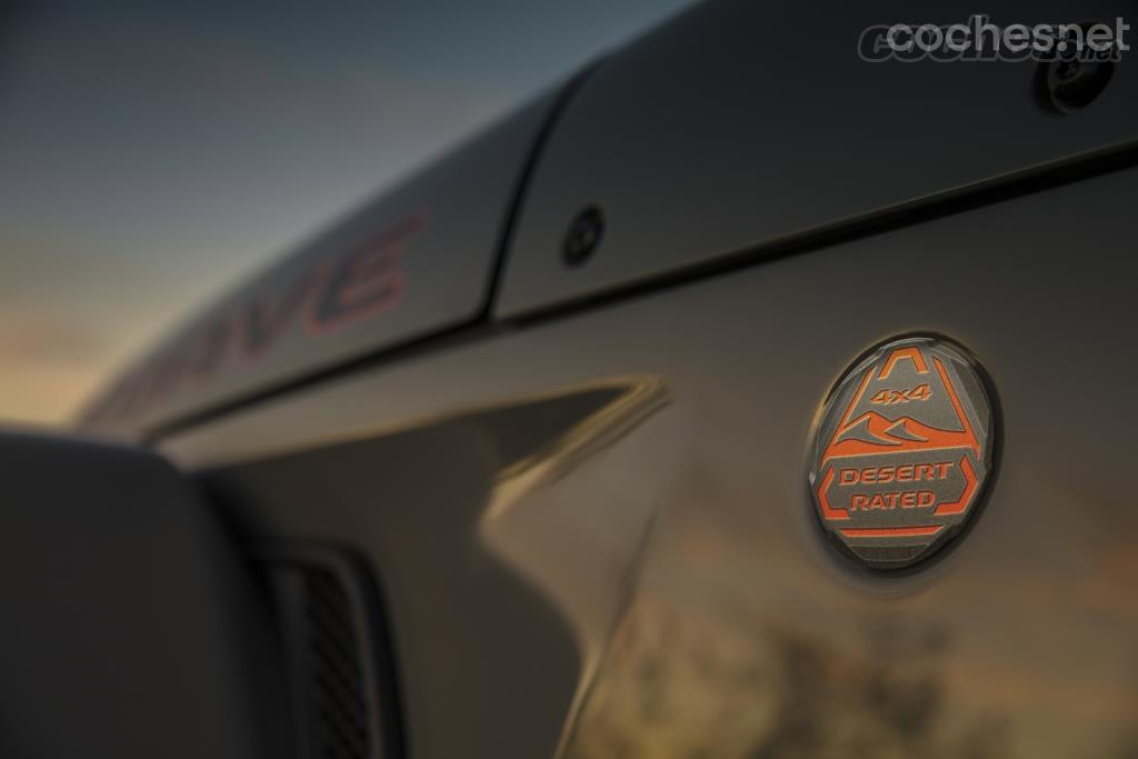 El Jeep Gladiator Mojave es el primer vehículo de la marca que luce el emblema Desert Rated en su carrocería. 