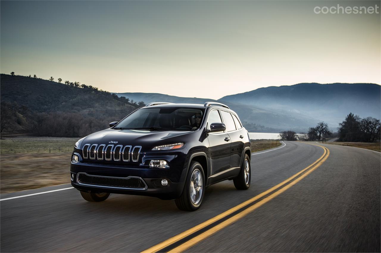 El nuevo Cherokee sorprende por el diseño del frontal, con los faros separados.