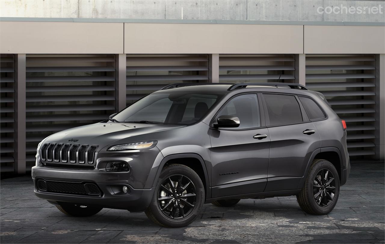 El Jeep Cherokee Altitude, sin un solo cromado a la vista, parece estar de incógnito.