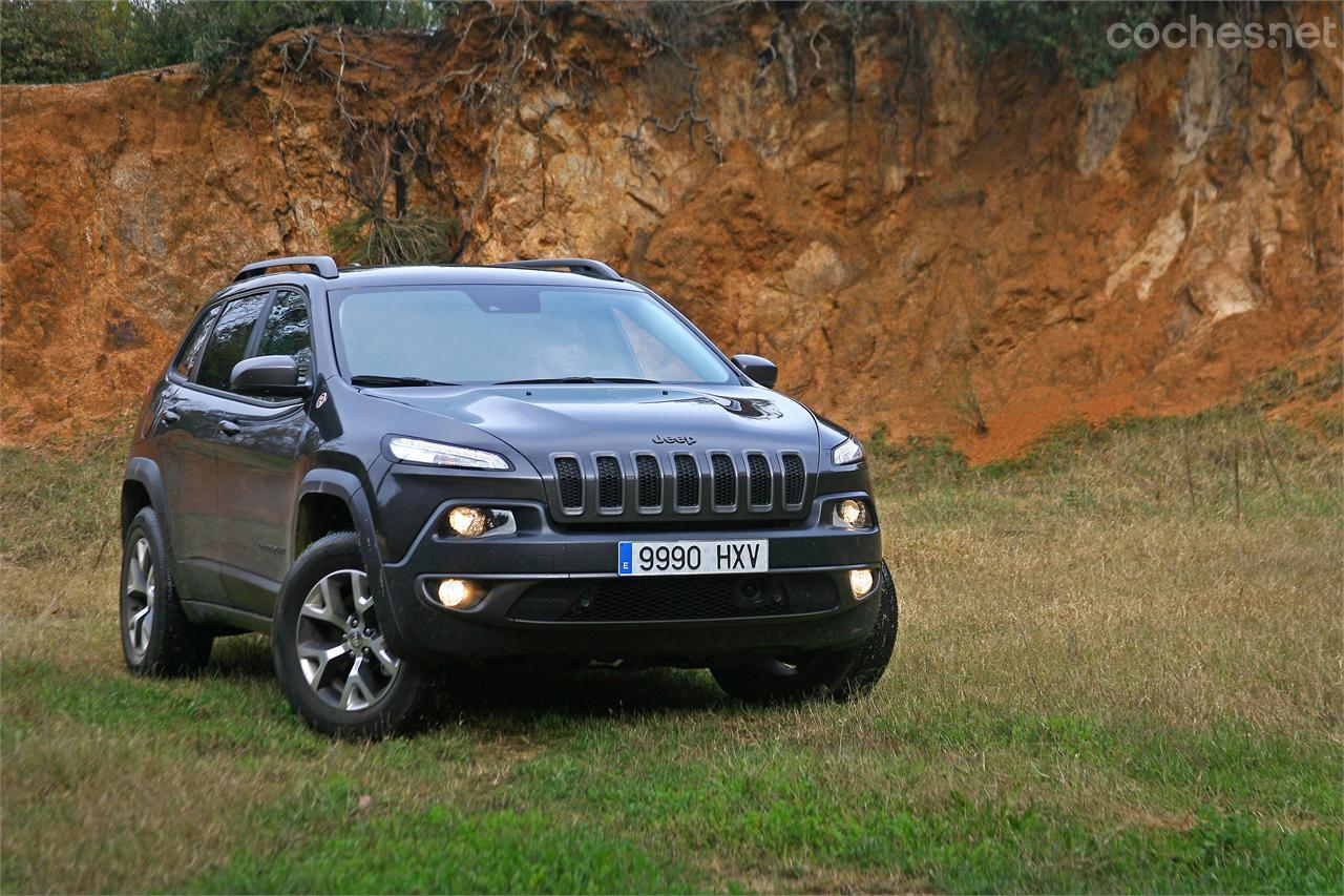 El Cherokee Trailhawk es la versión más exclusiva de la gama, tanto por su mayor adaptación a la conducción off-road como por su equipamiento y exclusivo motor gasolina de 271 CV.