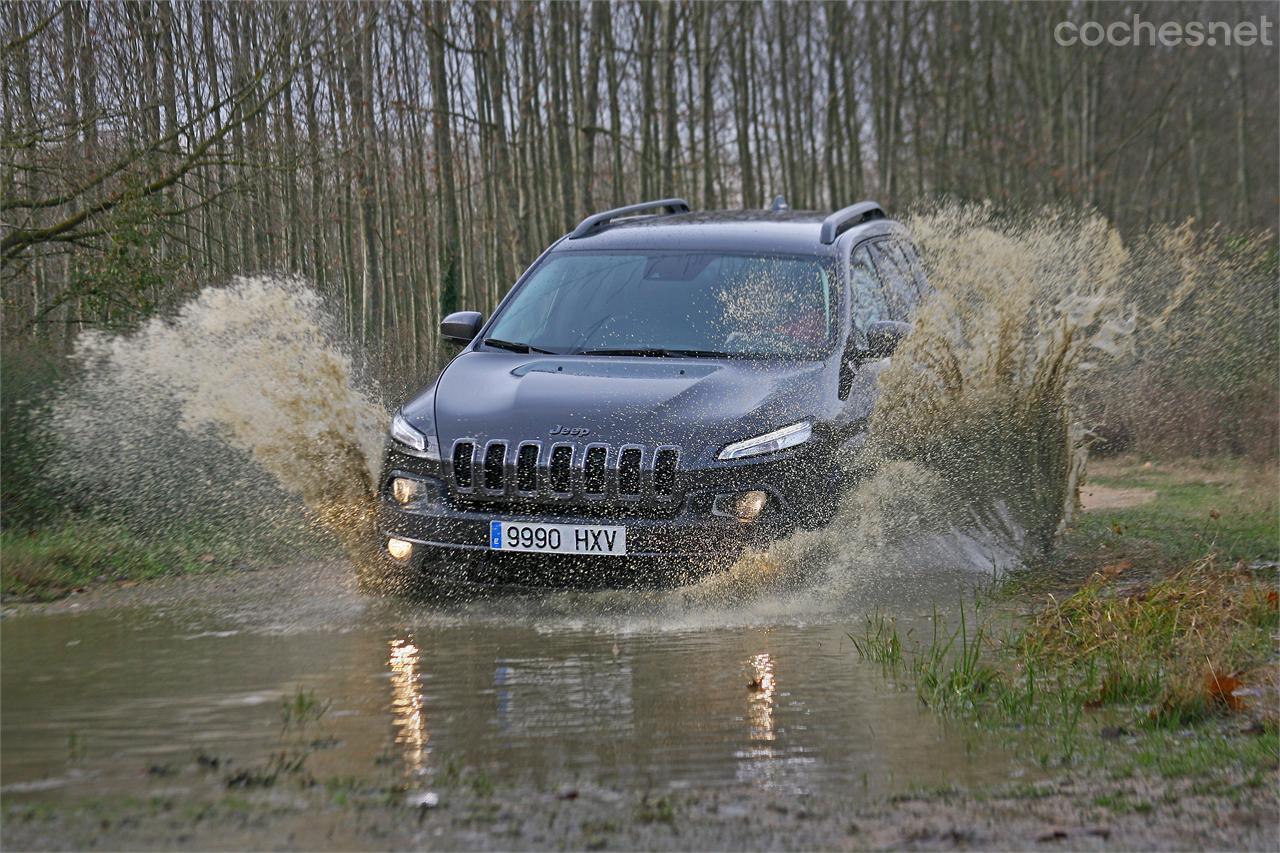 Los recorridos de rueda han aumentado, pero el secreto de esta versión es la adopción de la reductora y un esquema de tracción electrónico más específico para un uso off-road.