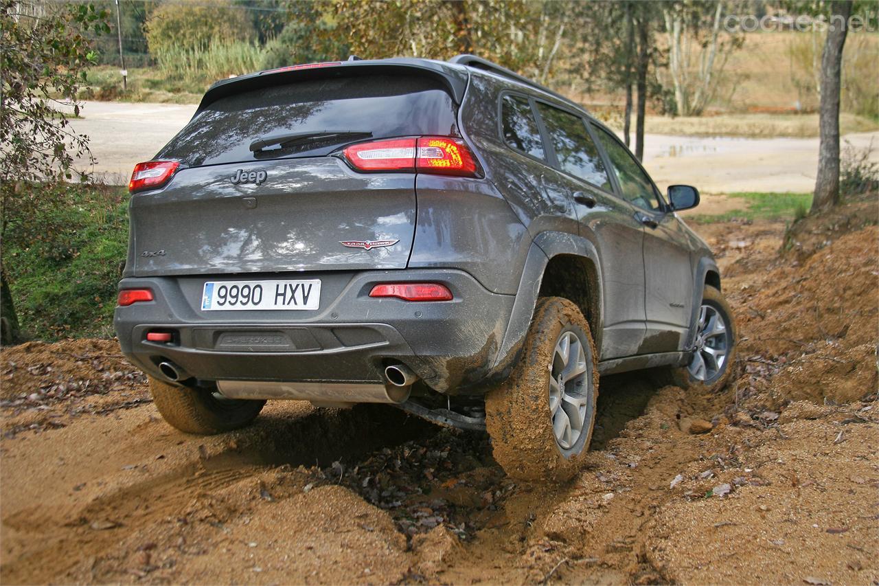 El control de tracción y el control de avance permiten que el coche circule por terrenos complicados con la ayuda de la electrónica.