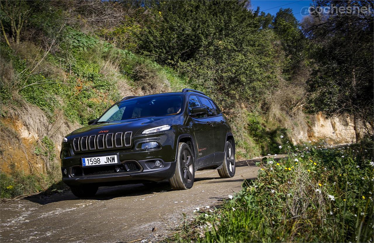 Cumpliendo con las premisas del segmento SUV, el Cherokee proporciona una posición de conducción elevada que facilita la visibilidad sobre el tráfico.