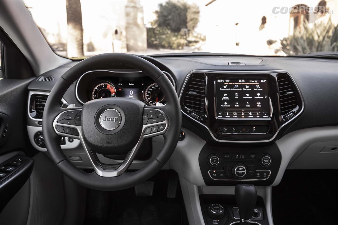 La gran novedad del interior es la pantalla de 8,4" que incorpora la 4 generación del sistema UConnect, ahora con Android Auto y Apple CarPlay.