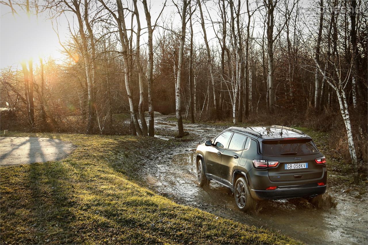 El Jeep Compass es uno de los SUV del segmento C con mayores capacidades off-road, sobre todo en su versión Trailhawk, más enfocada a las escapadas fuera del asfalto.