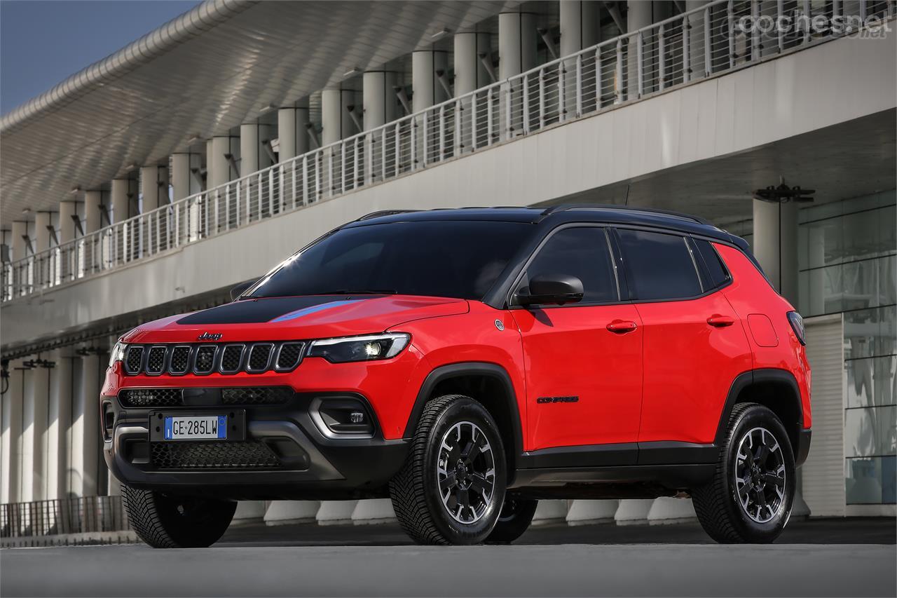 El Jeep Compass llega a los concesionarios muy cambiado, no tanto exteriormente como en su interior y en el equipamiento. 