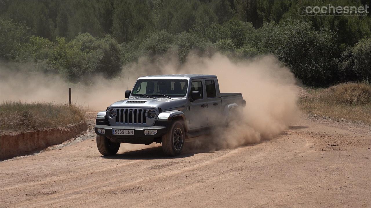 El Jeep Gladiator Launch Edition es un pick-up muy divertido, y estable. Su larga batalla permite rodar muy rápido en circuito cerrado. 