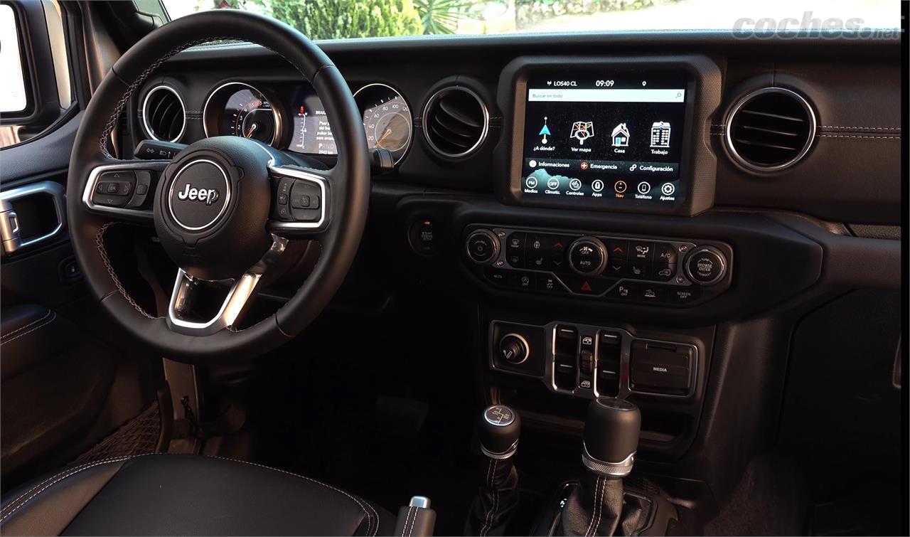 El interior del Gladiator es idéntico al del Jeep Wrangler. 