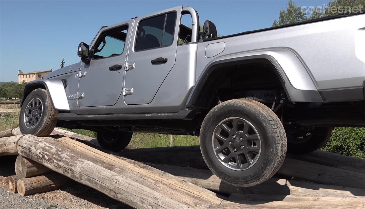 El Jeep Gladiator tiene un buen recorrido de suspensión, buena altura libre y una transmisión 4x4 muy efectiva. 