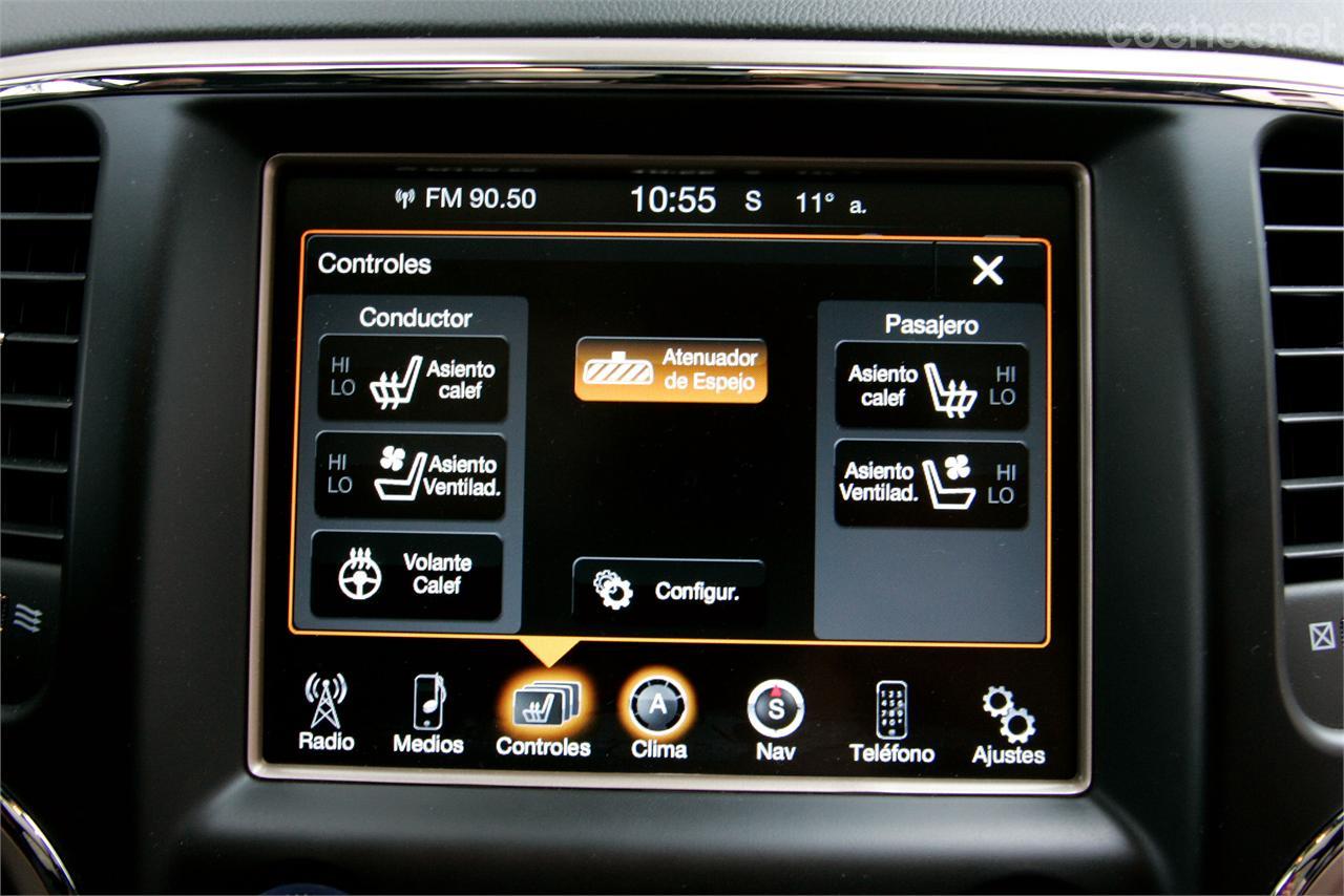 La pantalla táctil situada en el centro del salpicadero facilita el manejo de varios sistemas, entre ellos el climatizador y la calefacción de los asientos.