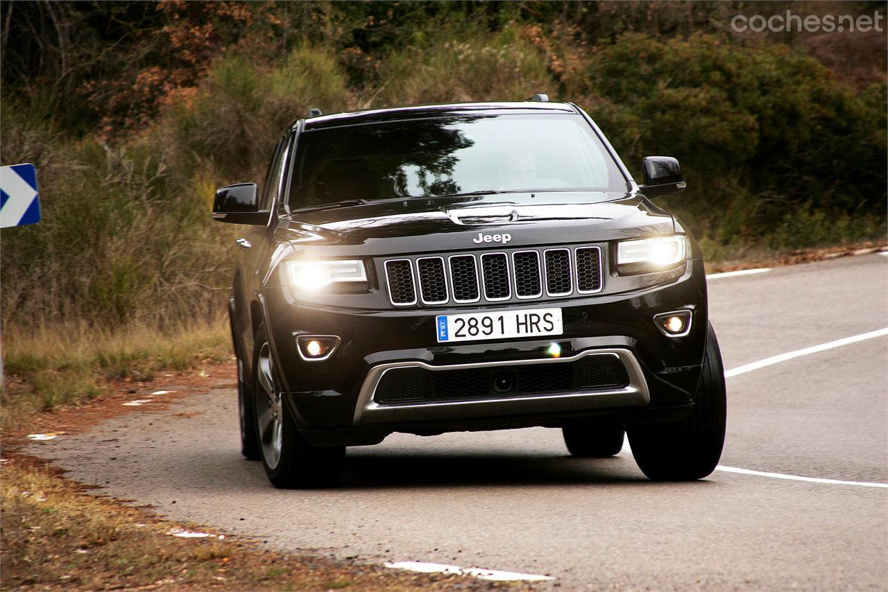 El Jeep Grand Cherokee destaca por el elevado confort que es capaz de transmitir en carretera, y también fuera de ella. Sus suspensiones son suaves y progresivas. 